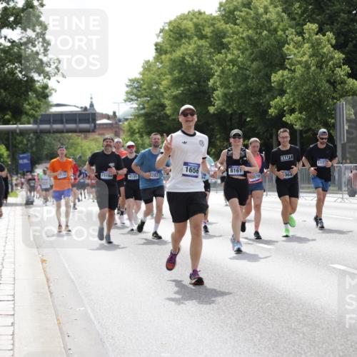 29.06.2025 - hella hamburg halbmarathon Jannik Wohlers http://msf.ph/oto/8342654 29.06.2025 10:42:23 Lombardsbrücke 1656, 1964, 2401, 2450, 2509, 2940, 2941, 3283, 3378, 4092, 4105, 4334, 4385, 5417, 6120, 6764, 7513, 8161, 8529, 9378, 10008, 10454, 10697, 11142, 11710, 12151, 12441, 13070, 13241, 13776, 14126, 14170, 14422, 14556, 14694, 15168, 15190, 15219, 15221, 15820, 16279, 16612, 16892, 17037 meine-sportfotos.de
