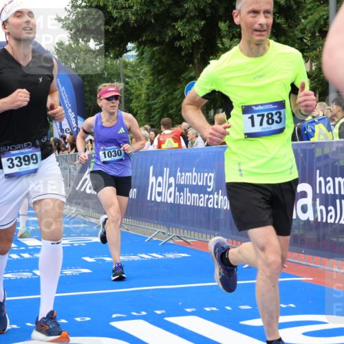 29.06.2025 - hella hamburg halbmarathon Strokosch-Dieckow http://msf.ph/oto/8342669 29.06.2025 10:53:34 Ziel 1030, 1061, 1098, 1499, 1502, 1783, 2058, 2070, 2630, 3399, 3819, 5399, 5866, 6628, 6762, 10549, 10895, 11068, 11588, 11589, 11604, 12632, 12909, 13865, 13912, 15061, 15113, 15441, 15497, 15856, 16092, 17482, 17710, 18143, 18450, 18612, 18666, 18715 meine-sportfotos.de