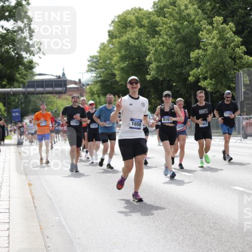 29.06.2025 - hella hamburg halbmarathon Jannik Wohlers http://msf.ph/oto/8342670 29.06.2025 10:42:23 Lombardsbrücke 1656, 1964, 2401, 2450, 2509, 2940, 2941, 3283, 3378, 4092, 4105, 4334, 4385, 5417, 6120, 6764, 7513, 8161, 8529, 9378, 10008, 10454, 10697, 11142, 11710, 12151, 12441, 13070, 13241, 13776, 14126, 14170, 14422, 14556, 14694, 15168, 15190, 15219, 15221, 15820, 16279, 16612, 16892, 17037 meine-sportfotos.de