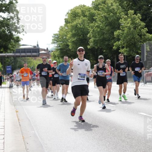 29.06.2025 - hella hamburg halbmarathon Jannik Wohlers http://msf.ph/oto/8342679 29.06.2025 10:42:23 Lombardsbrücke 1656, 1964, 2401, 2450, 2509, 2940, 2941, 3283, 3378, 4092, 4105, 4334, 4385, 5417, 6120, 6764, 7513, 8161, 8529, 9378, 10008, 10454, 10697, 11142, 11710, 12151, 12441, 13070, 13241, 13776, 14126, 14170, 14422, 14556, 14694, 15168, 15190, 15219, 15221, 15820, 16279, 16612, 16892, 17037 meine-sportfotos.de