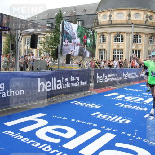 29.06.2025 - hella hamburg halbmarathon Michael Strokosch http://msf.ph/oto/8342680 29.06.2025 10:51:41 Ziel 5008, 10691, 13327, 14012, 14458, 15496, 19007, 19020 meine-sportfotos.de