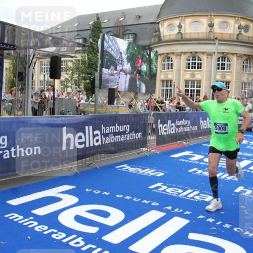 29.06.2025 - hella hamburg halbmarathon Michael Strokosch http://msf.ph/oto/8342781 29.06.2025 10:51:41 Ziel 5008, 10691, 13327, 14012, 14458, 15496, 19007, 19020 meine-sportfotos.de