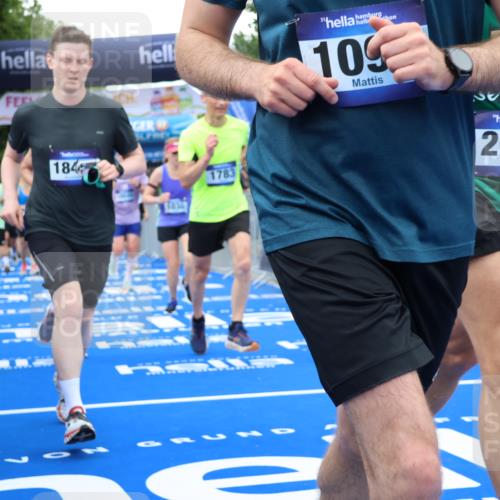 29.06.2025 - hella hamburg halbmarathon Strokosch-Dieckow http://msf.ph/oto/8342790 29.06.2025 10:53:33 Ziel 1030, 1061, 1098, 1499, 1502, 1783, 2058, 2070, 2630, 3399, 3819, 5399, 5866, 6628, 6762, 10549, 10895, 11068, 11588, 11589, 11604, 12632, 12909, 13865, 13912, 15061, 15113, 15441, 15497, 15856, 16092, 17710, 18143, 18450, 18612, 18666, 18715 meine-sportfotos.de