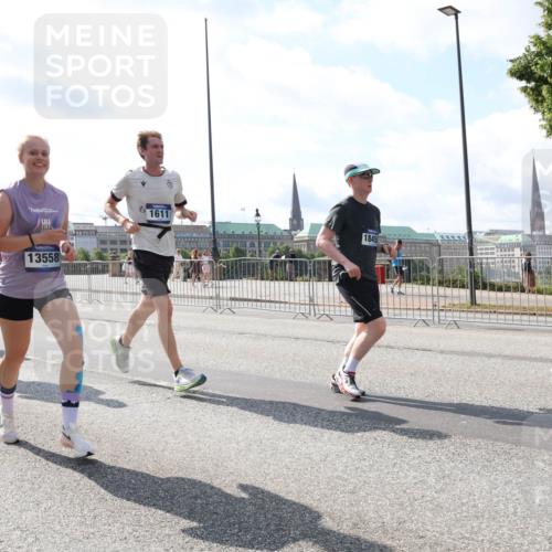29.06.2025 - hella hamburg halbmarathon Lena Gebhardt http://msf.ph/oto/8342871 29.06.2025 10:00:45 Lombardsbrücke 1609, 18508, 13558, 1611, 1845, 1876, 1019, 1180, 1526, 1544, 1568, 1583, 1611, 1681, 1726, 2027, 2086, 2236, 2346, 2426, 2474, 2606, 2652, 2730, 2982, 3042, 3059, 3141, 3177, 3319, 3400, 3625, 3740, 3794, 3861, 3983, 4238, 4419, 4579, 4594, 4616, 4708, 4767, 4813, 4940, 4945, 5033, 5418, 5643, 5728, 5870, 6082, 6084, 6138, 6147, 6220, 6260, 6443, 6470, 6531, 6714, 6757, 7658, 7757, 7759, 7761, 8255, 8326, 8478, 8632, 8923, 9124, 9553, 9555, 9577, 10074, 10271, 10599 meine-sportfotos.de