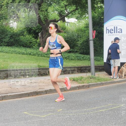 29.06.2025 - hella hamburg halbmarathon KatJ http://msf.ph/oto/8342906 29.06.2025 10:19:37 Zwischen KM18-KM19 3189, 5308, 7186 meine-sportfotos.de