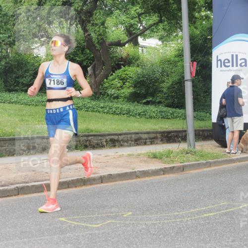 29.06.2025 - hella hamburg halbmarathon KatJ http://msf.ph/oto/8342970 29.06.2025 10:19:37 Zwischen KM18-KM19 3189, 5308, 7186 meine-sportfotos.de