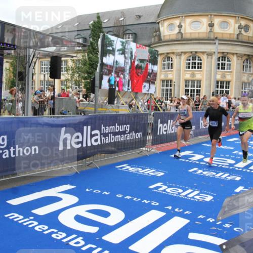 29.06.2025 - hella hamburg halbmarathon Michael Strokosch http://msf.ph/oto/8343010 29.06.2025 10:51:44 Ziel 5008, 6286, 13327, 14012, 14458, 15496, 15831, 15899, 19007, 19020 meine-sportfotos.de