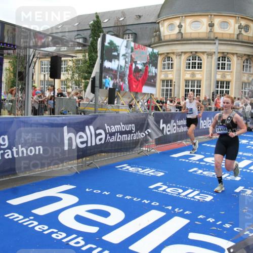 29.06.2025 - hella hamburg halbmarathon Michael Strokosch http://msf.ph/oto/8343226 29.06.2025 10:51:45 Ziel 6286, 7224, 8819, 13327, 14012, 14458, 15496, 15727, 15831, 15899, 17682, 19020, 19053 meine-sportfotos.de