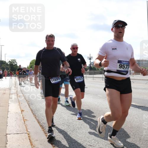 29.06.2025 - hella hamburg halbmarathon Lena Gebhardt http://msf.ph/oto/8343259 29.06.2025 10:00:46 Lombardsbrücke 11523, 9553, 9577, 1019, 1526, 1544, 1568, 1583, 1611, 1681, 1726, 2027, 2086, 2236, 2346, 2426, 2474, 2606, 2652, 2730, 2982, 3042, 3059, 3141, 3177, 3319, 3400, 3625, 3740, 3794, 3861, 3983, 4238, 4419, 4579, 4594, 4616, 4708, 4767, 4813, 4940, 4945, 5033, 5418, 5643, 5728, 5870, 6082, 6084, 6138, 6147, 6220, 6260, 6443, 6470, 6531, 6714, 6757, 7658, 7757, 7759, 7761, 8255, 8326, 8478, 8632, 8923, 9124, 9553, 9555, 9577, 10074, 10188, 10271, 10599 meine-sportfotos.de