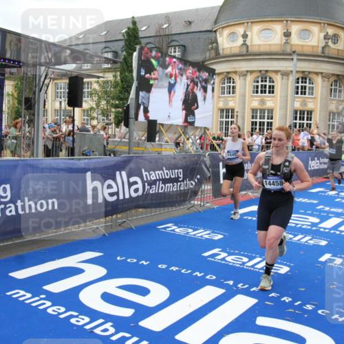 29.06.2025 - hella hamburg halbmarathon Michael Strokosch http://msf.ph/oto/8343264 29.06.2025 10:51:46 Ziel 2396, 6286, 7224, 8710, 8819, 12224, 14012, 14458, 15496, 15727, 15831, 15899, 17682, 19020, 19053 meine-sportfotos.de