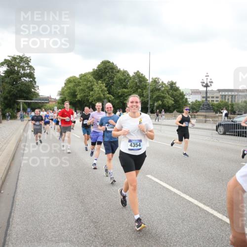 29.06.2025 - hella hamburg halbmarathon Jannik Wohlers http://msf.ph/oto/8343320 29.06.2025 10:55:49 Lombardsbrücke 1113, 1738, 1909, 2095, 3257, 3268, 4083, 4354, 4836, 5580, 5693, 5757, 5994, 6494, 6968, 7025, 7028, 7616, 8005, 8305, 8517, 9435, 9606, 9838, 9948, 9953, 10640, 10740, 10784, 10987, 11298, 11862, 11863, 12267, 12295, 12296, 12551, 13055, 13395, 13405, 13965, 14142, 14280, 14281, 15103, 15173, 15272, 15443, 15696, 15699, 16655, 16960, 17084, 17398, 17649, 17673, 18349, 18798, 19228 meine-sportfotos.de