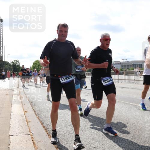 29.06.2025 - hella hamburg halbmarathon Lena Gebhardt http://msf.ph/oto/8343336 29.06.2025 10:00:47 Lombardsbrücke 11523, 1812, 9553, 1019, 1526, 1544, 1568, 1583, 1611, 1681, 1726, 2027, 2086, 2236, 2346, 2426, 2474, 2606, 2652, 2982, 3042, 3059, 3141, 3319, 3400, 3625, 3740, 3794, 3861, 3983, 4238, 4419, 4579, 4594, 4616, 4708, 4767, 4813, 4940, 4945, 5033, 5418, 5643, 5870, 6084, 6138, 6147, 6220, 6260, 6443, 6470, 6531, 6714, 6757, 7658, 7757, 7759, 7761, 8255, 8326, 8478, 8632, 8923, 9124, 9553, 9555, 9577, 10074, 10188, 10271, 10599 meine-sportfotos.de