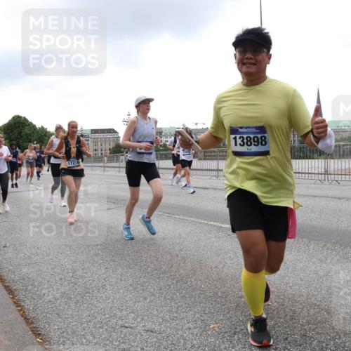 29.06.2025 - hella hamburg halbmarathon Lena Gebhardt http://msf.ph/oto/8343344 29.06.2025 10:47:46 Lombardsbrücke 17216, 12432, 13898, 1045, 1246, 1392, 1434, 1463, 1523, 1618, 1639, 1926, 2148, 2163, 2197, 2407, 2491, 2545, 2704, 2790, 2882, 2994, 3049, 3339, 4037, 4325, 4423, 4806, 4856, 4895, 4974, 4975, 5621, 5622, 5886, 5895, 6255, 6256, 6995, 7240, 7403, 7427, 7630, 7631, 7916, 7970, 8077, 8105, 8270, 8310, 8550, 8774, 8915, 8953, 9018, 9356, 9687, 9696, 9697, 10658, 10777, 10794, 10991, 11351, 11458, 11730, 11738, 11802, 11909, 12431 meine-sportfotos.de
