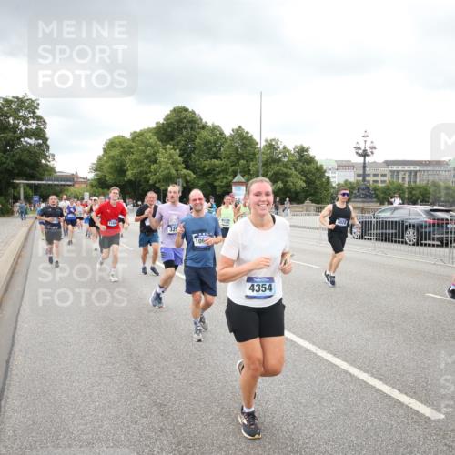 29.06.2025 - hella hamburg halbmarathon Jannik Wohlers http://msf.ph/oto/8343389 29.06.2025 10:55:49 Lombardsbrücke 1113, 1738, 1909, 2095, 3257, 3268, 4083, 4354, 4836, 5580, 5693, 5757, 5994, 6494, 6968, 7025, 7028, 7616, 8005, 8305, 8517, 9435, 9606, 9838, 9948, 9953, 10640, 10740, 10784, 10987, 11298, 11862, 11863, 12267, 12295, 12296, 12551, 13055, 13395, 13405, 13965, 14142, 14280, 14281, 15103, 15173, 15272, 15443, 15696, 15699, 16655, 16960, 17084, 17398, 17649, 17673, 18349, 18798, 19228 meine-sportfotos.de
