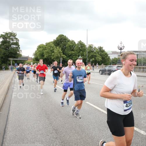 29.06.2025 - hella hamburg halbmarathon Jannik Wohlers http://msf.ph/oto/8343416 29.06.2025 10:55:50 Lombardsbrücke 1113, 1738, 1909, 2095, 3257, 4083, 4354, 4836, 5580, 5693, 5757, 6494, 6968, 7025, 7028, 7616, 8005, 8305, 8517, 8766, 9383, 9435, 9606, 9838, 9948, 9953, 10740, 10784, 10987, 11298, 11862, 11863, 12295, 12296, 12551, 13395, 13405, 13965, 14142, 14280, 14281, 15103, 15173, 15272, 15443, 15696, 15699, 16655, 16960, 17084, 17398, 17649, 17673, 18349, 18798, 19228 meine-sportfotos.de