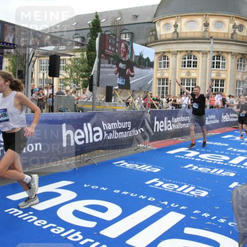 29.06.2025 - hella hamburg halbmarathon Michael Strokosch http://msf.ph/oto/8343438 29.06.2025 10:51:47 Ziel 2396, 6286, 7224, 8710, 8819, 12224, 14012, 14458, 15496, 15727, 15831, 15899, 16907, 17682, 19020, 19053 meine-sportfotos.de