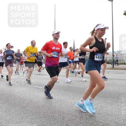 29.06.2025 - hella hamburg halbmarathon Lena Gebhardt http://msf.ph/oto/8343512 29.06.2025 10:38:22 Lombardsbrücke 1966, 5300, 18744, 693, 42, 1816, 17459, 16061, 18917, 14163, 1196, 1394, 1457, 1578, 1596, 1721, 1742, 1791, 1901, 1966, 2113, 2151, 2498, 2576, 2660, 2786, 3010, 3094, 3095, 3216, 3242, 3286, 3323, 3338, 3635, 3636, 3716, 3726, 3777, 3841, 3880, 4028, 4139, 4155, 4159, 4316, 4414, 4883, 4921, 5085, 5089, 5155, 5300, 5617, 5684, 5713, 5735, 6199, 6200, 6362, 6695, 6696, 6697, 6751, 6875, 6930, 7117, 7118, 7148, 7165, 7244, 7371, 7552, 7561, 7629, 7692, 7696, 7868, 7914 meine-sportfotos.de