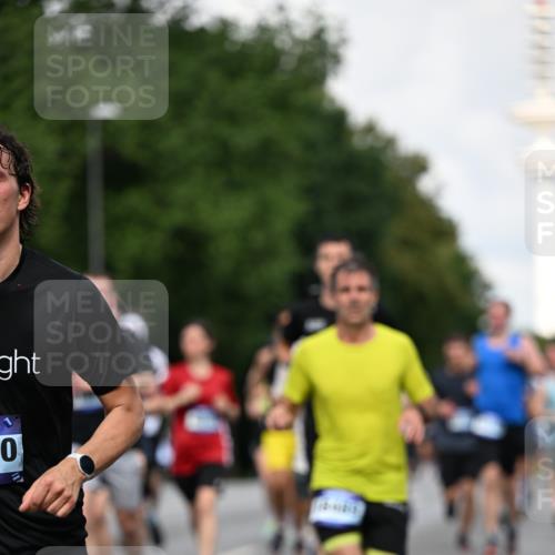 29.06.2025 - hella hamburg halbmarathon Dr. Thomas Lammeyer http://msf.ph/oto/8343572 29.06.2025 09:56:03 Kennedybrücke 1057, 1139, 1169, 1220, 1512, 1604, 3305, 4080, 4565, 4871, 4915, 5007, 5011, 5336, 6373, 6711, 7185, 7432, 7710, 7865, 7961, 8564, 8852, 9444, 10099, 10251, 10493, 10691, 10741 meine-sportfotos.de