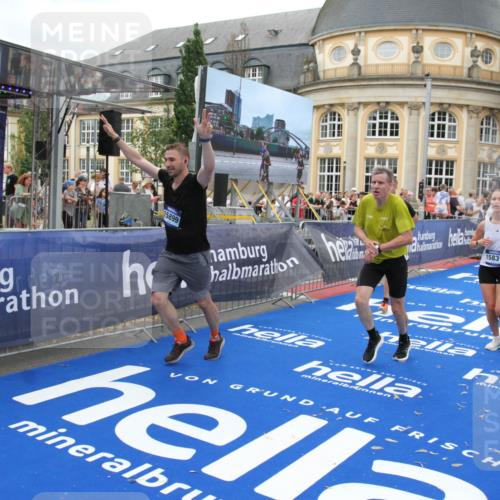 29.06.2025 - hella hamburg halbmarathon Michael Strokosch http://msf.ph/oto/8343577 29.06.2025 10:51:48 Ziel 2396, 6286, 7224, 8710, 8819, 12224, 14458, 15427, 15496, 15727, 15831, 15899, 16907, 17682, 19053 meine-sportfotos.de