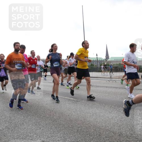 29.06.2025 - hella hamburg halbmarathon Lena Gebhardt http://msf.ph/oto/8343609 29.06.2025 10:38:23 Lombardsbrücke 675, 1966, 18160, 16061, 60, 18, 1196, 1394, 1457, 1578, 1596, 1721, 1742, 1791, 1901, 1966, 2113, 2151, 2498, 2576, 2660, 2786, 3010, 3094, 3095, 3216, 3242, 3286, 3323, 3338, 3635, 3636, 3716, 3726, 3777, 3841, 3880, 4028, 4139, 4155, 4159, 4259, 4260, 4316, 4414, 4883, 4921, 5085, 5089, 5155, 5300, 5617, 5684, 5713, 5735, 5913, 6199, 6200, 6695, 6696, 6697, 6751, 6875, 6930, 7117, 7118, 7148, 7165, 7244, 7371, 7552, 7561, 7629, 7692, 7868, 7914 meine-sportfotos.de