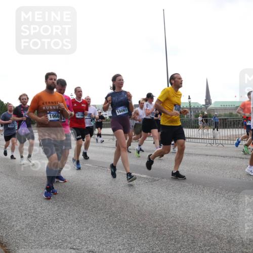 29.06.2025 - hella hamburg halbmarathon Lena Gebhardt http://msf.ph/oto/8343665 29.06.2025 10:38:23 Lombardsbrücke 6751, 1966, 16061, 18160, 745, 5300, 40, 1196, 1394, 1457, 1578, 1596, 1721, 1742, 1791, 1901, 1966, 2113, 2151, 2498, 2576, 2660, 2786, 3010, 3094, 3095, 3216, 3242, 3286, 3323, 3338, 3635, 3636, 3716, 3726, 3777, 3841, 3880, 4028, 4139, 4155, 4159, 4259, 4260, 4316, 4414, 4883, 4921, 5085, 5089, 5155, 5300, 5617, 5684, 5713, 5735, 5913, 6199, 6200, 6695, 6696, 6697, 6751, 6875, 6930, 7117, 7118, 7148, 7165, 7244, 7371, 7552, 7561, 7629, 7692, 7868, 7914 meine-sportfotos.de