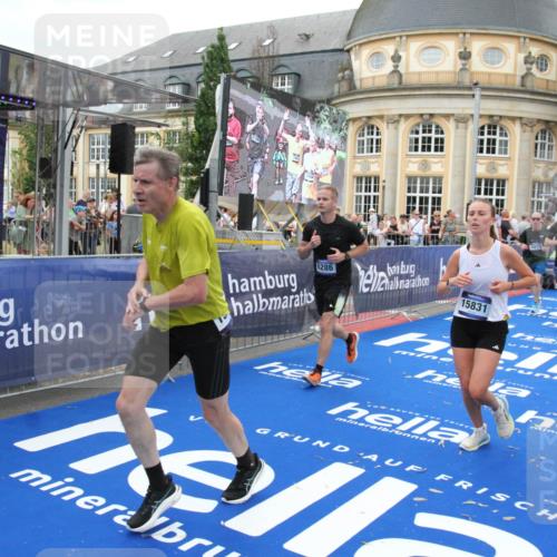 29.06.2025 - hella hamburg halbmarathon Michael Strokosch http://msf.ph/oto/8343693 29.06.2025 10:51:49 Ziel 2396, 6286, 7224, 8710, 8819, 9793, 12224, 15427, 15496, 15727, 15831, 15899, 16907, 17682, 19053 meine-sportfotos.de