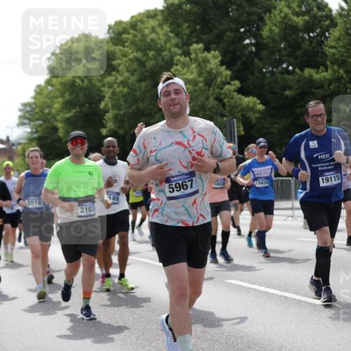 29.06.2025 - hella hamburg halbmarathon Jannik Wohlers http://msf.ph/oto/8343697 29.06.2025 10:42:41 Lombardsbrücke 1149, 1467, 1788, 2103, 2158, 2267, 2361, 2450, 2971, 3074, 3518, 3638, 3764, 4177, 4302, 4680, 5067, 5268, 5610, 5755, 5967, 7043, 7461, 8184, 8435, 8795, 8991, 9072, 9304, 9378, 9644, 10180, 10536, 11443, 11671, 12485, 12603, 13049, 13417, 13526, 13676, 13852, 14422, 15246, 15509, 16263, 16264, 16279, 16789, 16840, 17037, 17609, 17921, 18434, 18435, 18540, 18898, 19115 meine-sportfotos.de