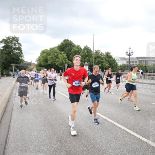29.06.2025 - hella hamburg halbmarathon Jannik Wohlers http://msf.ph/oto/8343709 29.06.2025 10:55:51 Lombardsbrücke 1113, 1738, 1909, 2095, 2915, 3257, 4083, 4354, 4836, 5580, 5693, 5757, 6690, 6968, 7025, 7028, 8005, 8305, 8517, 8766, 9383, 9435, 9606, 9948, 9953, 10740, 10784, 10987, 11298, 11628, 11862, 11863, 12295, 12296, 12551, 13395, 13405, 13965, 14142, 14280, 14281, 15103, 15173, 15272, 15443, 15696, 15699, 16655, 17084, 17398, 17649, 17673, 18349, 18798, 19228 meine-sportfotos.de