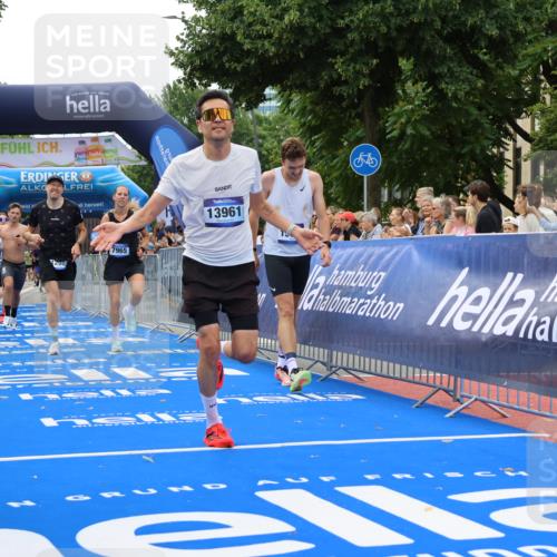 29.06.2025 - hella hamburg halbmarathon Strokosch-Dieckow http://msf.ph/oto/8343713 29.06.2025 10:32:41 Ziel 1990, 7965, 8062, 12987, 13686, 13961, 14028, 14293, 14908, 15054, 16619, 17117, 17151 meine-sportfotos.de