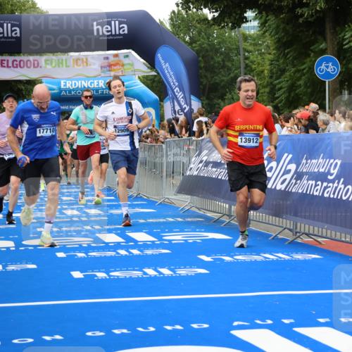 29.06.2025 - hella hamburg halbmarathon Strokosch-Dieckow http://msf.ph/oto/8343768 29.06.2025 10:53:27 Ziel 1030, 1061, 1098, 1499, 1727, 1783, 2070, 2354, 3399, 5866, 6198, 6628, 6629, 6942, 8651, 11068, 12490, 12909, 13912, 13997, 15113, 15497, 15838, 17710, 18134, 18450, 18612 meine-sportfotos.de