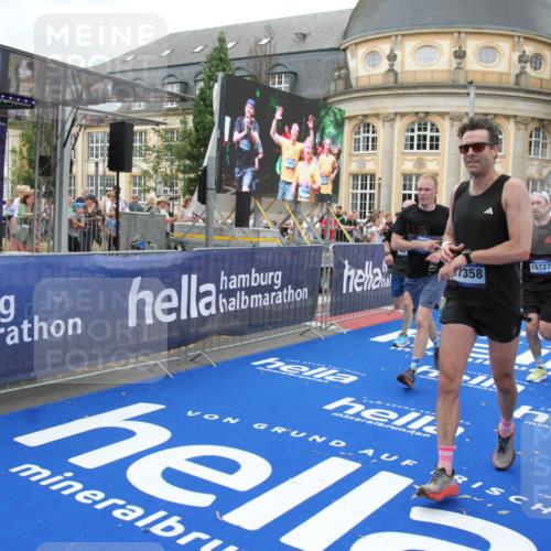 29.06.2025 - hella hamburg halbmarathon Michael Strokosch http://msf.ph/oto/8343774 29.06.2025 10:51:50 Ziel 2396, 6286, 7224, 8710, 8819, 9793, 9959, 12224, 15427, 15727, 15831, 15899, 16907, 17682, 19053, 19137 meine-sportfotos.de