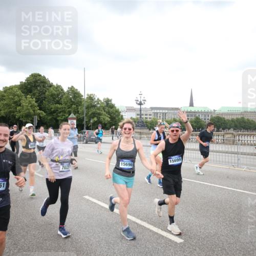 29.06.2025 - hella hamburg halbmarathon Jannik Wohlers http://msf.ph/oto/8343853 29.06.2025 10:55:53 Lombardsbrücke 1113, 1738, 1909, 2095, 2915, 3257, 4083, 4354, 4836, 5580, 5693, 5757, 6690, 6968, 7025, 7028, 7090, 7711, 8005, 8305, 8517, 8766, 9383, 9435, 9606, 9948, 9953, 10740, 10784, 10987, 11298, 11628, 11862, 11863, 12295, 12296, 12551, 13395, 13405, 13965, 14142, 14613, 15103, 15173, 15272, 15443, 15696, 15699, 16655, 17084, 17092, 17398, 17649, 17673, 18247, 18349, 18798, 19228 meine-sportfotos.de