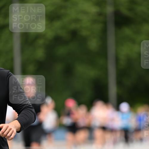 29.06.2025 - hella hamburg halbmarathon Dr. Thomas Lammeyer http://msf.ph/oto/8343874 29.06.2025 10:40:28 Kennedybrücke 1036, 1102, 1183, 1224, 1284, 1717, 2352, 2588, 3243, 3741, 3990, 4902, 4937, 5012, 5240, 5246, 5531, 5747, 5919, 6021, 6381, 6845, 6896, 7111, 7927, 8356, 8530, 9229, 9295, 9694, 9701, 10119, 10336, 10341, 10567, 11010 meine-sportfotos.de