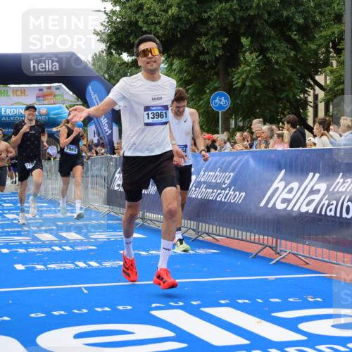 29.06.2025 - hella hamburg halbmarathon Strokosch-Dieckow http://msf.ph/oto/8343913 29.06.2025 10:32:41 Ziel 1990, 7965, 8062, 12987, 13686, 13961, 14028, 14293, 14908, 15054, 16619, 17117, 17151 meine-sportfotos.de