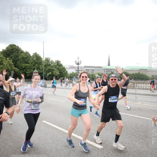 29.06.2025 - hella hamburg halbmarathon Jannik Wohlers http://msf.ph/oto/8343925 29.06.2025 10:55:53 Lombardsbrücke 1113, 1738, 1909, 2095, 2915, 3257, 4083, 4354, 4836, 5580, 5693, 5757, 6690, 6968, 7025, 7028, 7090, 7711, 8005, 8305, 8517, 8766, 9383, 9435, 9606, 9948, 9953, 10740, 10784, 10987, 11298, 11628, 11862, 11863, 12295, 12296, 12551, 13395, 13405, 13965, 14142, 14613, 15103, 15173, 15272, 15443, 15696, 15699, 16655, 17084, 17092, 17398, 17649, 17673, 18247, 18349, 18798, 19228 meine-sportfotos.de