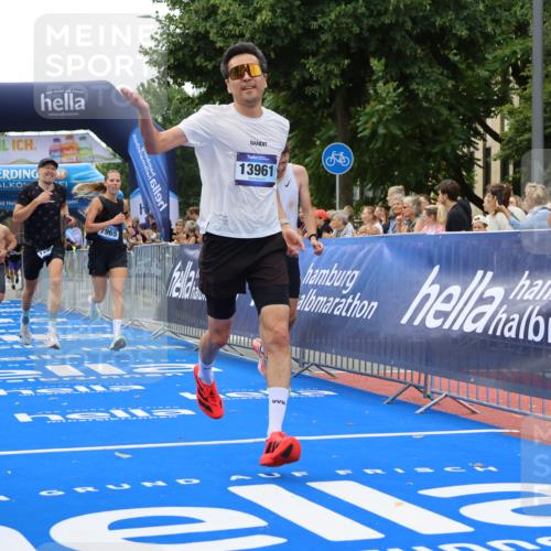 29.06.2025 - hella hamburg halbmarathon Strokosch-Dieckow http://msf.ph/oto/8343971 29.06.2025 10:32:41 Ziel 1990, 7965, 8062, 12987, 13686, 13961, 14028, 14293, 14908, 15054, 16619, 17117, 17151 meine-sportfotos.de