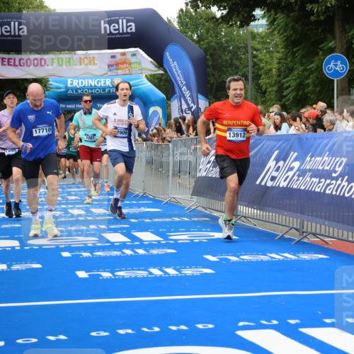 29.06.2025 - hella hamburg halbmarathon Strokosch-Dieckow http://msf.ph/oto/8343972 29.06.2025 10:53:27 Ziel 1030, 1061, 1098, 1499, 1727, 1783, 2070, 2354, 3399, 5866, 6198, 6628, 6629, 6942, 8651, 11068, 12490, 12909, 13912, 13997, 15113, 15497, 15838, 17710, 18134, 18450, 18612 meine-sportfotos.de