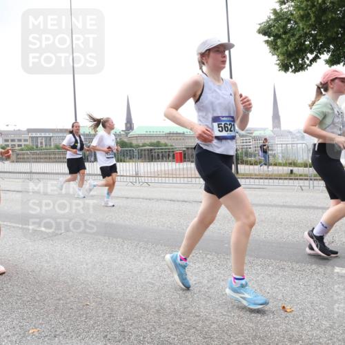 29.06.2025 - hella hamburg halbmarathon Lena Gebhardt http://msf.ph/oto/8344111 29.06.2025 10:47:47 Lombardsbrücke 730, 17216, 12432, 5621, 1045, 1246, 1392, 1434, 1463, 1523, 1618, 1639, 1701, 1926, 2148, 2163, 2197, 2407, 2491, 2545, 2704, 2790, 2882, 2994, 3049, 3339, 3468, 4037, 4325, 4423, 4806, 4856, 4895, 4974, 4975, 5621, 5622, 5886, 5895, 6255, 6256, 6995, 7240, 7403, 7427, 7630, 7631, 7916, 7970, 8077, 8105, 8270, 8310, 8550, 8774, 8915, 8953, 9018, 9356, 9687, 9696, 9697, 10658, 10777, 10794, 10991, 11351, 11458, 11548, 11730, 11738, 11802, 11909, 12431 meine-sportfotos.de
