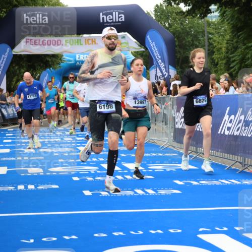 29.06.2025 - hella hamburg halbmarathon Strokosch-Dieckow http://msf.ph/oto/8344120 29.06.2025 10:53:25 Ziel 1061, 1098, 1499, 1683, 1727, 2070, 2354, 4065, 5866, 6198, 6629, 6942, 8651, 11068, 11844, 12490, 12909, 13912, 13997, 15113, 15497, 15681, 15838, 17710, 18134, 18450, 18612, 18901 meine-sportfotos.de