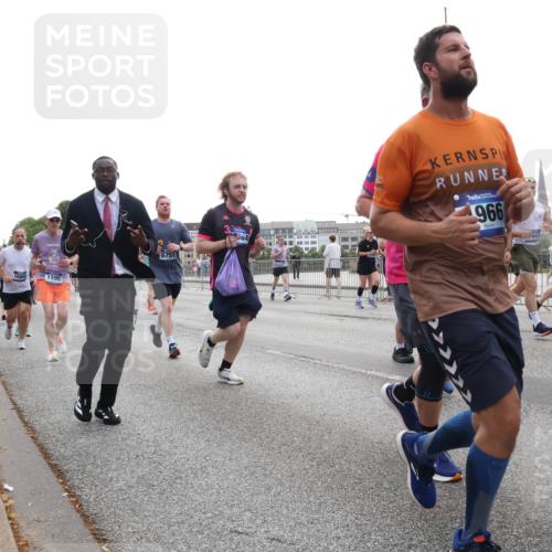 29.06.2025 - hella hamburg halbmarathon Lena Gebhardt http://msf.ph/oto/8344150 29.06.2025 10:38:24 Lombardsbrücke 17511, 16942, 1596, 6751, 3, 04, 966, 443, 1196, 1394, 1457, 1596, 1721, 1742, 1791, 1901, 1966, 2113, 2151, 2498, 2576, 2660, 2786, 3010, 3094, 3095, 3216, 3242, 3286, 3323, 3338, 3635, 3636, 3716, 3726, 3777, 3841, 3880, 4028, 4139, 4155, 4159, 4259, 4260, 4316, 4414, 4883, 4921, 5085, 5089, 5155, 5300, 5617, 5684, 5713, 5735, 5913, 6199, 6200, 6695, 6696, 6697, 6751, 6875, 6930, 7117, 7118, 7148, 7165, 7244, 7371, 7552, 7561, 7629, 7692, 7868, 7914 meine-sportfotos.de