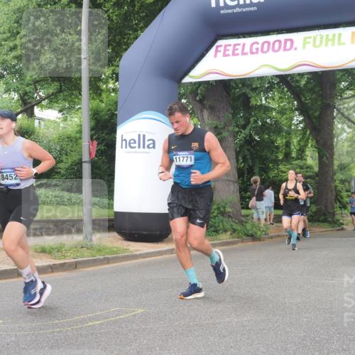 29.06.2025 - hella hamburg halbmarathon KatJ http://msf.ph/oto/8344186 29.06.2025 10:49:16 Zwischen KM18-KM19 1377, 1432, 5763, 7250, 8624 meine-sportfotos.de