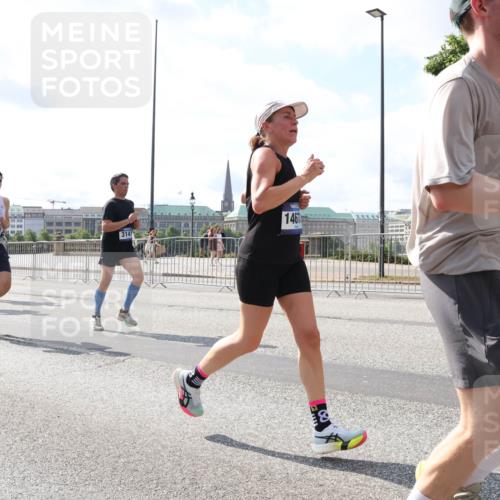 29.06.2025 - hella hamburg halbmarathon Lena Gebhardt http://msf.ph/oto/8344212 29.06.2025 10:00:49 Lombardsbrücke 16, 17852, 3141, 1467, 1019, 1544, 1568, 1583, 1611, 1681, 1726, 2027, 2086, 2236, 2346, 2426, 2474, 2490, 2606, 2652, 2982, 3042, 3059, 3141, 3319, 3400, 3625, 3740, 3794, 3983, 4238, 4419, 4579, 4594, 4616, 4708, 4767, 4813, 4940, 4945, 5033, 5418, 5643, 5870, 6138, 6147, 6220, 6443, 6470, 6487, 6531, 6714, 6757, 7658, 7757, 7759, 7761, 8255, 8326, 8478, 8632, 8923, 9124, 9553, 9555, 9577, 10074, 10188, 10271, 10599 meine-sportfotos.de