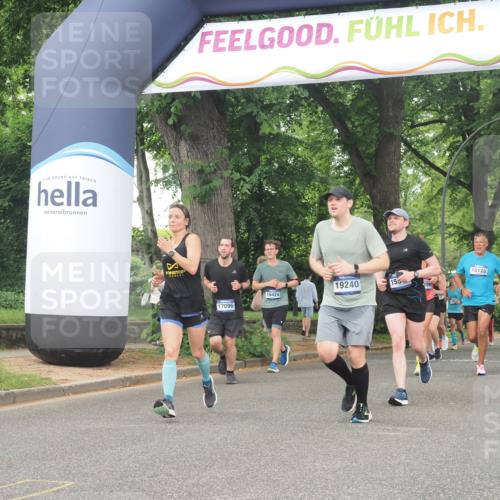 29.06.2025 - hella hamburg halbmarathon KatJ http://msf.ph/oto/8344231 29.06.2025 10:49:18 Zwischen KM18-KM19 1377, 1432, 7250 meine-sportfotos.de