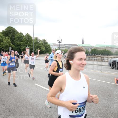 29.06.2025 - hella hamburg halbmarathon Jannik Wohlers http://msf.ph/oto/8344266 29.06.2025 10:55:54 Lombardsbrücke 1113, 1738, 2095, 2915, 3257, 3987, 4083, 4354, 5580, 5693, 5757, 6690, 6968, 7025, 7028, 7090, 7711, 8005, 8305, 8517, 8766, 9383, 9435, 9606, 9948, 9953, 10740, 10784, 10987, 11298, 11628, 11862, 11863, 12295, 12296, 12551, 13395, 13405, 13965, 14142, 14613, 15103, 15173, 15443, 15696, 15699, 16655, 17084, 17092, 17398, 17494, 17649, 17673, 18247, 18349, 18798, 19228 meine-sportfotos.de
