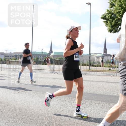 29.06.2025 - hella hamburg halbmarathon Lena Gebhardt http://msf.ph/oto/8344325 29.06.2025 10:00:49 Lombardsbrücke 16434, 17852, 3141, 1461, 1019, 1544, 1568, 1583, 1611, 1681, 1726, 2027, 2086, 2236, 2346, 2426, 2474, 2490, 2606, 2652, 2982, 3042, 3059, 3141, 3319, 3400, 3625, 3740, 3794, 3983, 4238, 4419, 4579, 4594, 4616, 4708, 4767, 4813, 4940, 4945, 5033, 5418, 5643, 5870, 6138, 6147, 6220, 6443, 6470, 6487, 6531, 6714, 6757, 7658, 7757, 7759, 7761, 8255, 8326, 8478, 8632, 8923, 9124, 9553, 9555, 9577, 10074, 10188, 10271, 10599 meine-sportfotos.de