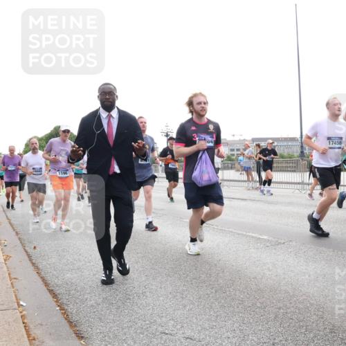 29.06.2025 - hella hamburg halbmarathon Lena Gebhardt http://msf.ph/oto/8344366 29.06.2025 10:38:24 Lombardsbrücke 17511, 16942, 1596, 04, 17458, 52, 1196, 1394, 1457, 1596, 1721, 1742, 1791, 1901, 1966, 2113, 2151, 2498, 2576, 2660, 2786, 3010, 3094, 3095, 3216, 3242, 3286, 3323, 3338, 3635, 3636, 3716, 3726, 3777, 3841, 3880, 4028, 4139, 4155, 4159, 4259, 4260, 4316, 4414, 4883, 4921, 5085, 5089, 5155, 5300, 5617, 5684, 5713, 5735, 5913, 6199, 6200, 6695, 6696, 6697, 6751, 6875, 6930, 7117, 7118, 7148, 7165, 7244, 7371, 7552, 7561, 7629, 7692, 7868, 7914 meine-sportfotos.de
