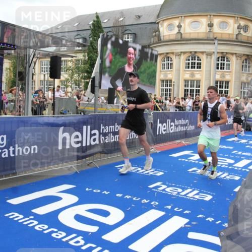 29.06.2025 - hella hamburg halbmarathon Michael Strokosch http://msf.ph/oto/8344381 29.06.2025 10:51:55 Ziel 2396, 2818, 2823, 2880, 4297, 5102, 8710, 8856, 9793, 9959, 12224, 13799, 15427, 15690, 16907, 17815, 17962, 19137 meine-sportfotos.de
