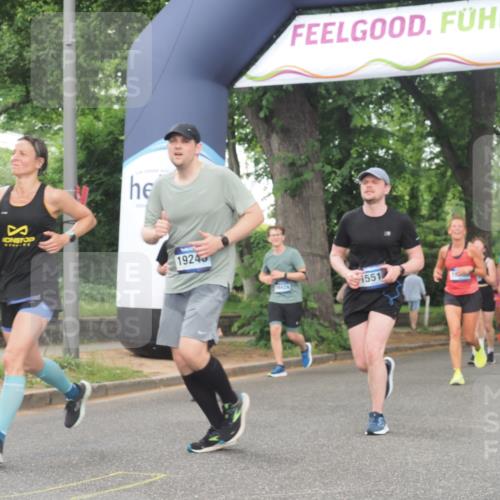 29.06.2025 - hella hamburg halbmarathon KatJ http://msf.ph/oto/8344399 29.06.2025 10:49:19 Zwischen KM18-KM19 1377, 1432, 7250 meine-sportfotos.de