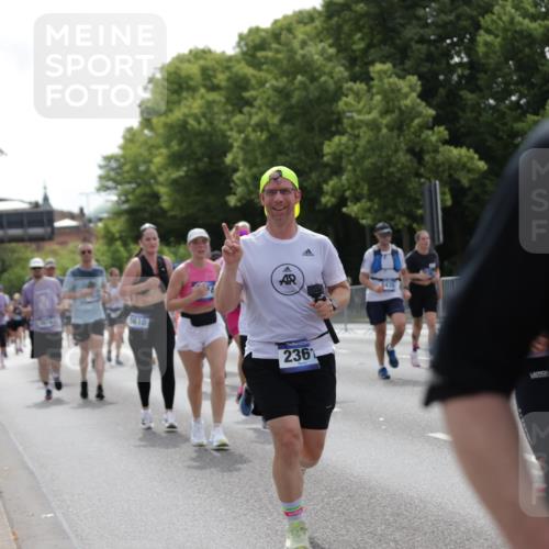 29.06.2025 - hella hamburg halbmarathon Jannik Wohlers http://msf.ph/oto/8344423 29.06.2025 10:42:46 Lombardsbrücke 1149, 1467, 1788, 1816, 2103, 2158, 2267, 2361, 2971, 3074, 3329, 3518, 3638, 3764, 4056, 4177, 4302, 4680, 5067, 5268, 5610, 5720, 5755, 5967, 7043, 7461, 7872, 8184, 8435, 8795, 8991, 9072, 9304, 9644, 9976, 10180, 10536, 11093, 11443, 11649, 11671, 12485, 12603, 13049, 13417, 13526, 13676, 13684, 13685, 13786, 13852, 15246, 15509, 15514, 15717, 16055, 16263, 16264, 16789, 16840, 17609, 17921, 18434, 18435, 18540, 18898, 19031, 19115 meine-sportfotos.de
