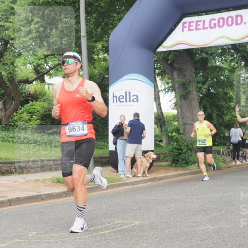 29.06.2025 - hella hamburg halbmarathon KatJ http://msf.ph/oto/8344444 29.06.2025 10:19:49 Zwischen KM18-KM19 3845 meine-sportfotos.de